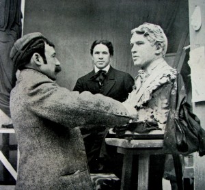 Mariano Benlliure trabaja en el busto del famoso tenor Titta Rufo, 1911
